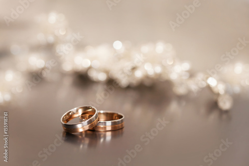 Обручальные кольца и украшение невесты.