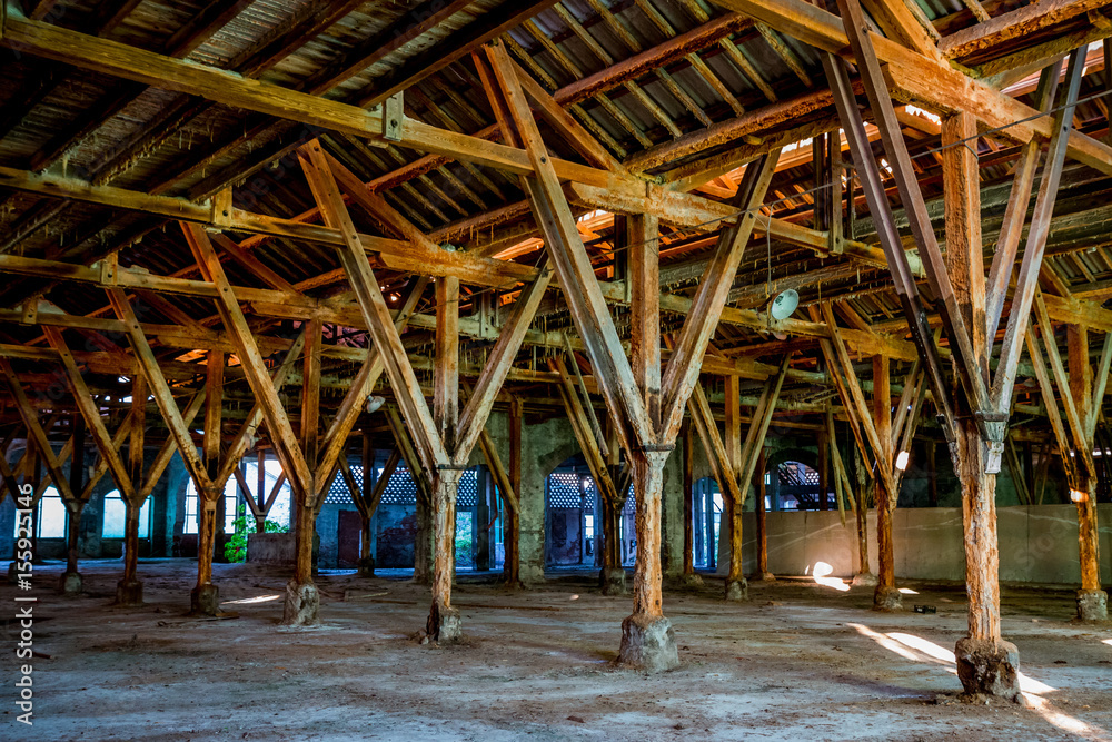 La charpente en bois dans l'usine abandonnée de Toscane La charpente en bois dans l'usine abandonnée de Toscane