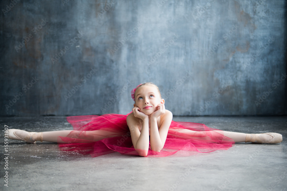 Obraz premium little ballerina doing splits and dreams of future success