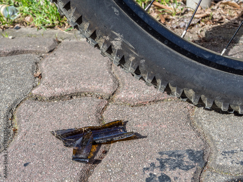 Platten Radweg Scherben photo