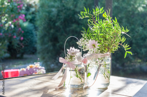 Vase fleurie en verre transparent