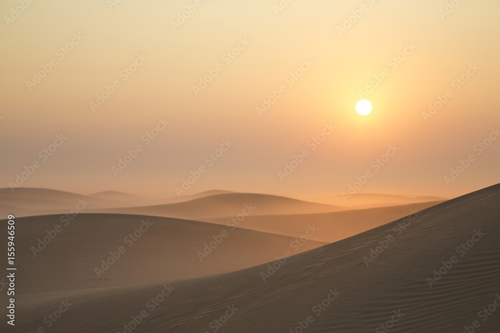 Fotobehang met Vroege zonsopgang boven Dubai woestijn #155946509
