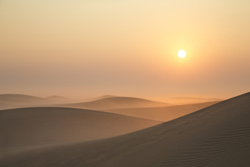 Poster Woestijnlandschap Ochtendgloren boven duinen bij Dubai  © katiekk2