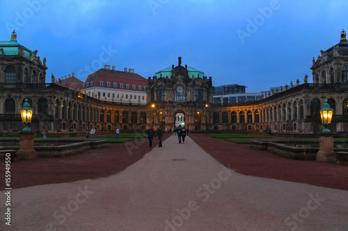 Zwinger Dresden Glockenpavillon Innenhof zur Blauen Stunde