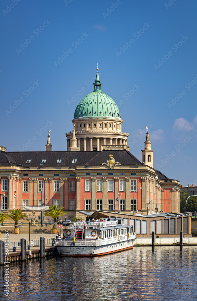 Der Schiffsanleger in Potsdam mit dem Landtag und der Nicolaikirche im Bildhintergrund