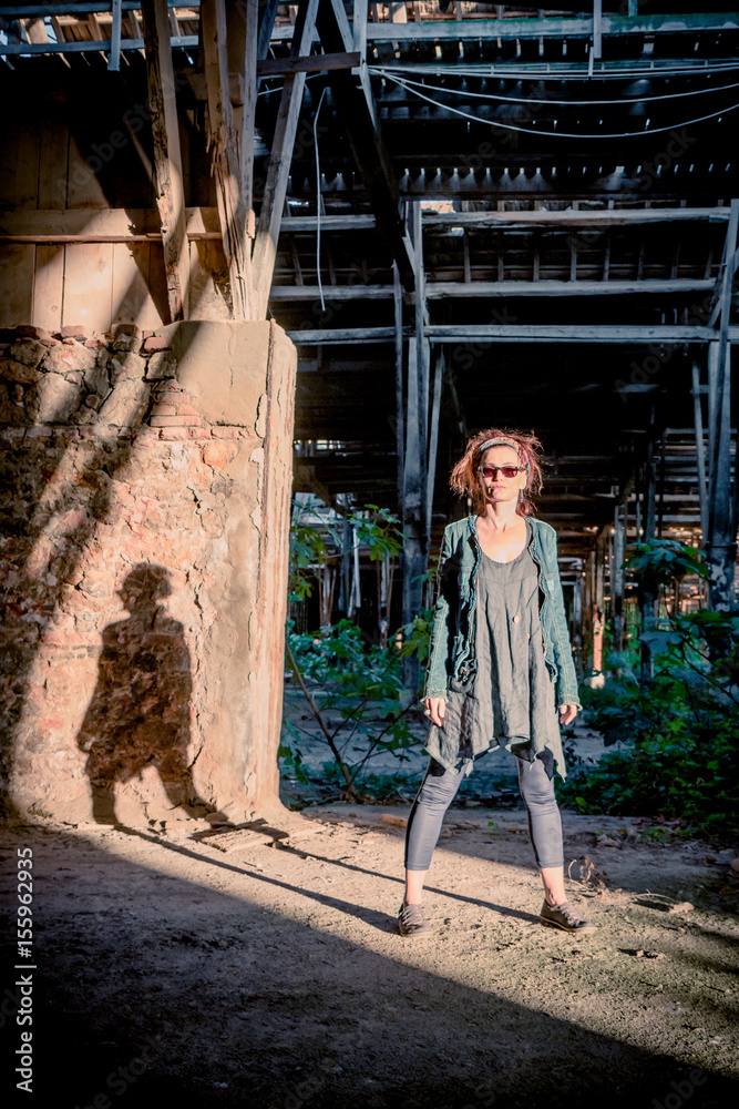 Femme dans l'usine abandonnée de Toscane Femme dans l'usine abandonnée de Toscane