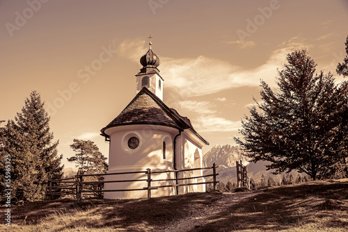 Tableau sur toile Kapelle in den Alpen, sepia