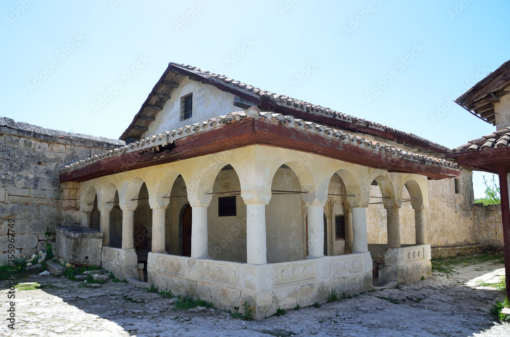 Obraz premium Крым, Бахчисарай, пещерный город Чуфут Кале. Караимская кенаса 14 века