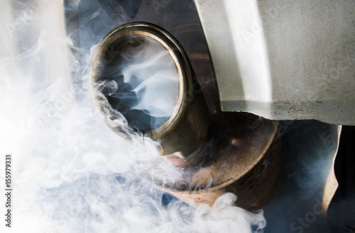 Foto Exhaust gases come from the exhaust system of a diesel engine