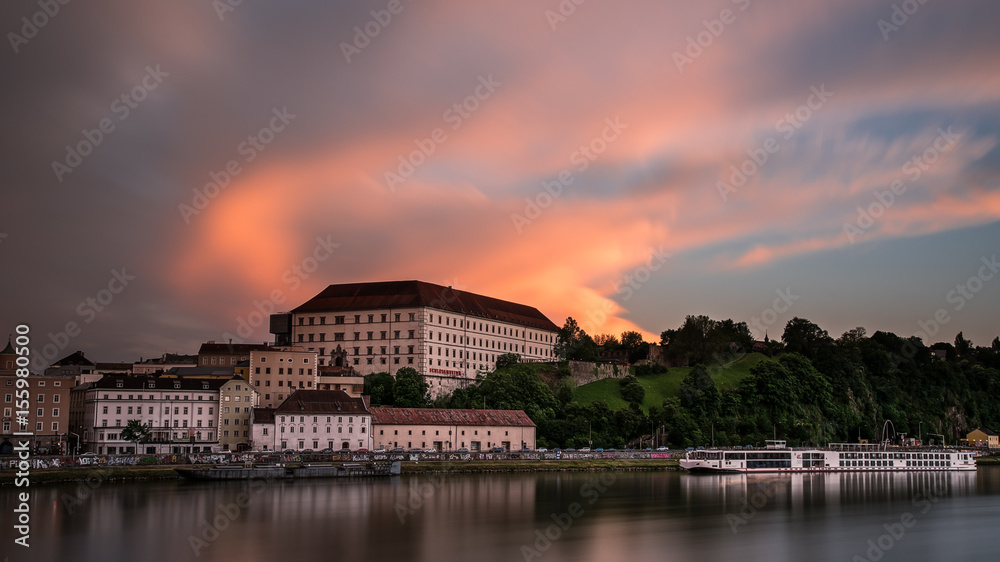 Fototapeta premium Das Linzer Schloss im Abendrot