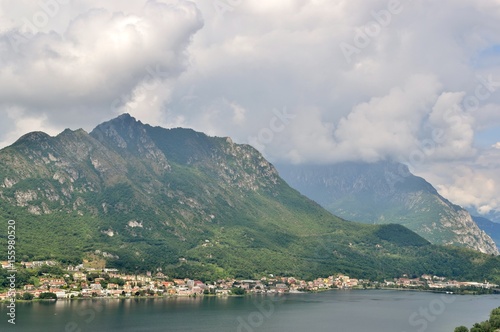 Montagne intorno al lago di Como a Lecco in Italia