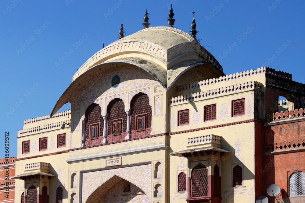 Kuppel über dem Tripolia Gate an der Chandpol Bazar Road in Jaipur, Rajasthan, Indien