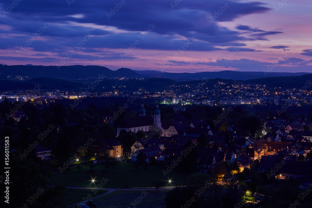 Das Dorf Arlesheim in der blauen Stunde