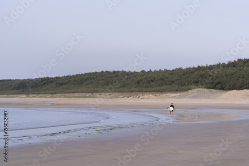 夕方の砂浜とサーファー photo