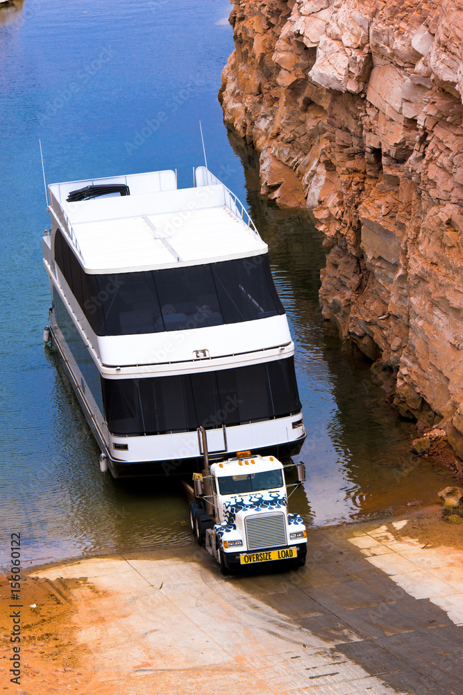 Φωτογραφία Big classic semi truck take the bid boat from lake