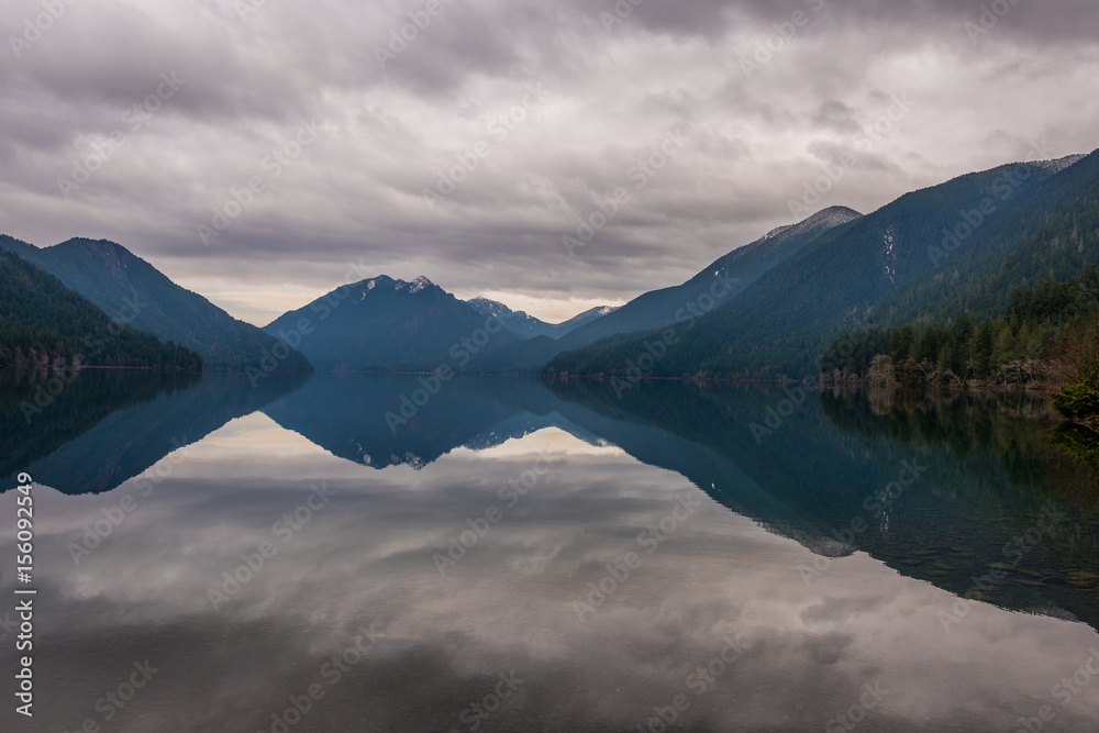 Obraz premium Incredible reflection of the forest and mountains in the huge lake. Beautiful lake, Olympic peninsula. USA.