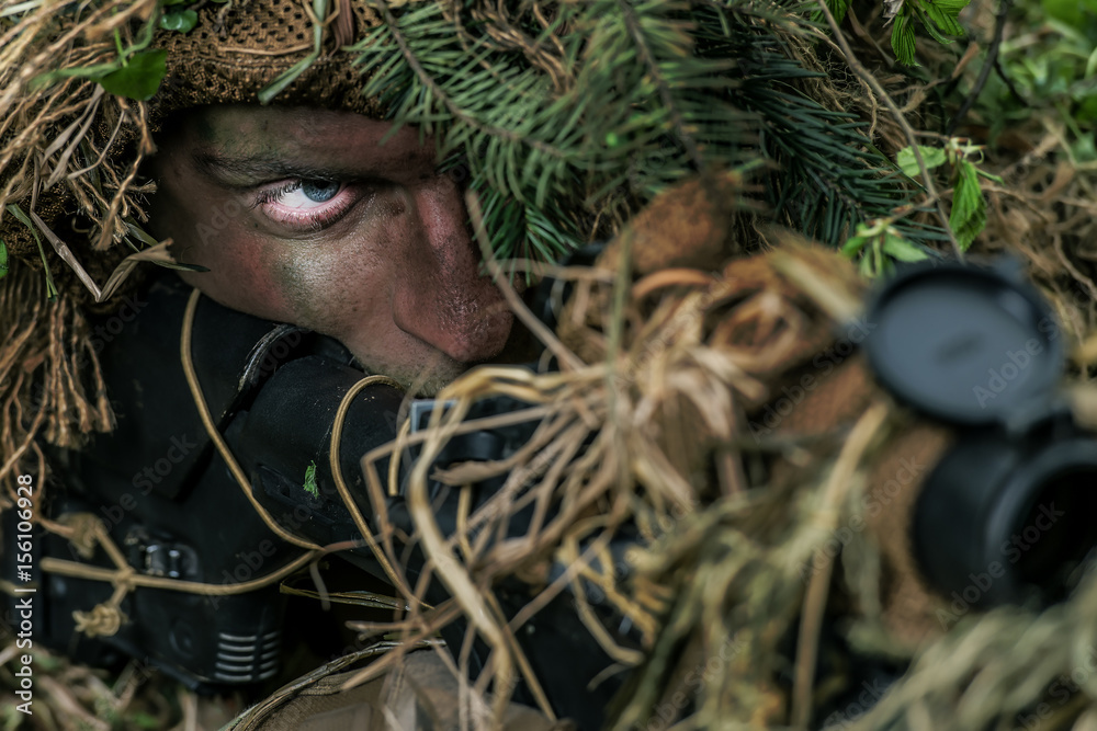 Naklejka premium Camouflaged soldiers in forest