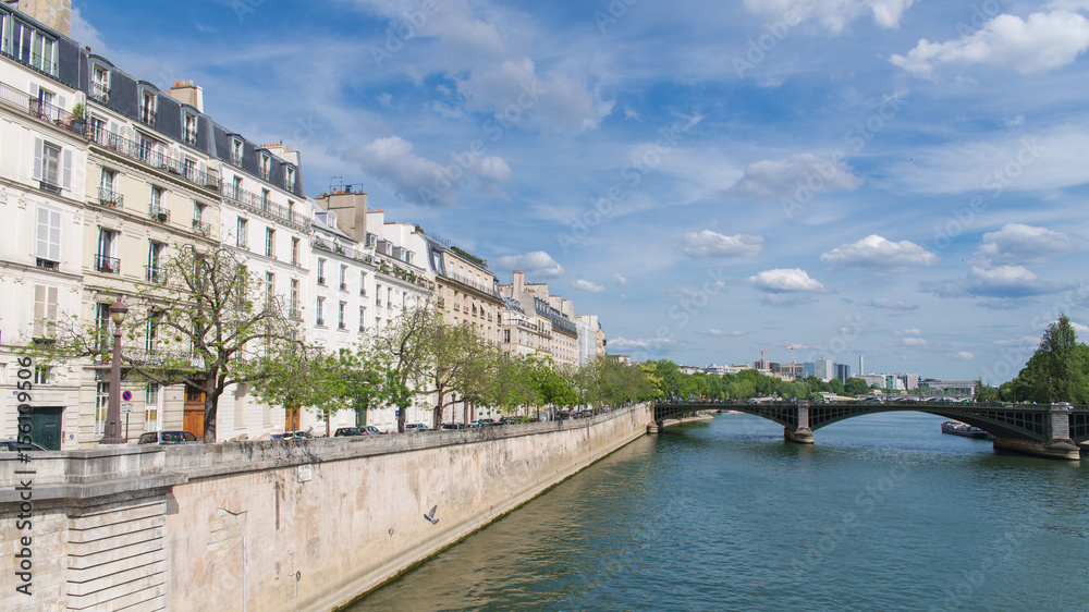 Paris, quai de Bethune and the pont de Sully, facades on ile Saint-Louis