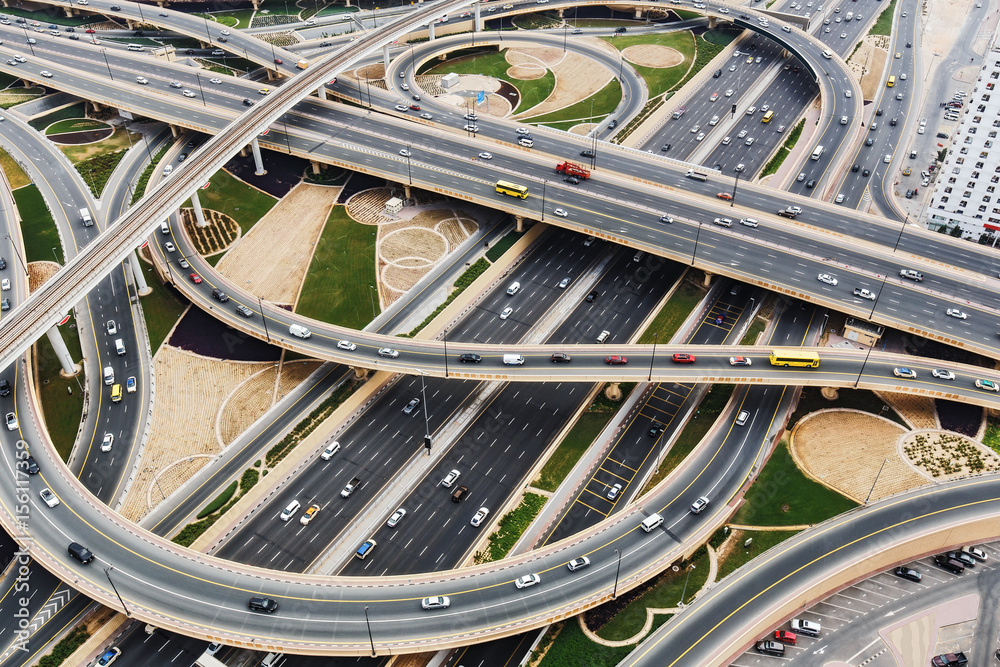 Obraz premium Malowniczy widok z lotu ptaka na skrzyżowanie dużych autostrad w Dubaju w Zjednoczonych Emiratach Arabskich w ciągu dnia. Koncepcja transportu i komunikacji.