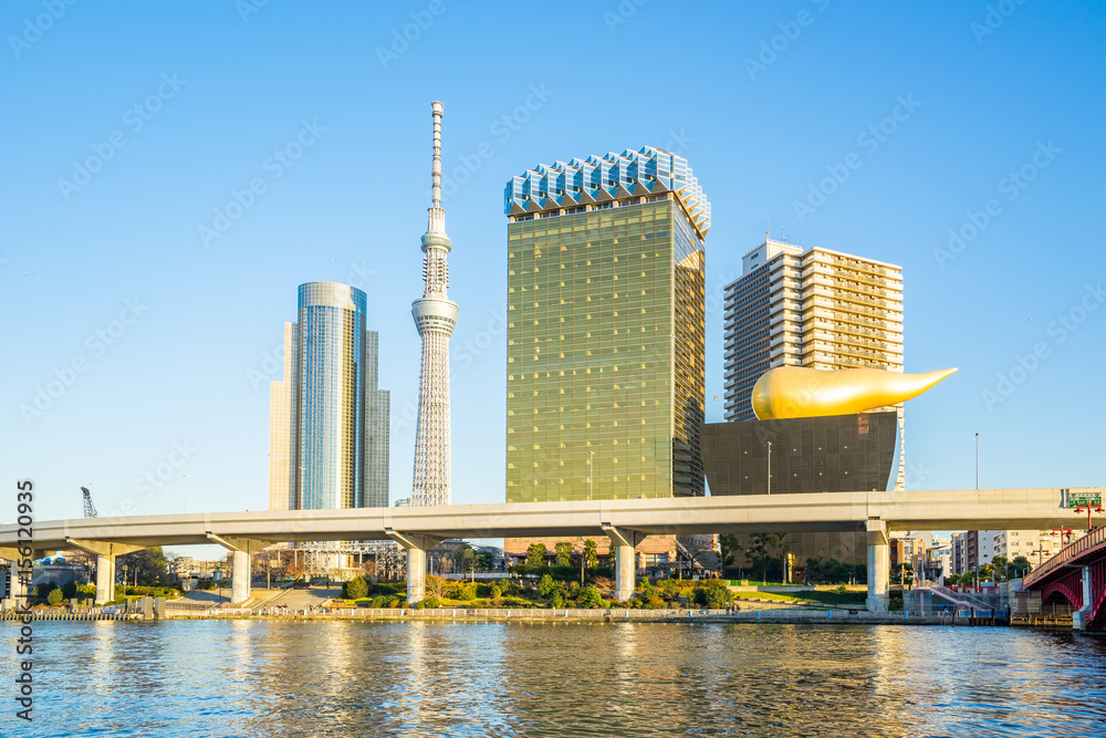 Obraz premium Sumida River with landmark buildings in Tokyo Japan