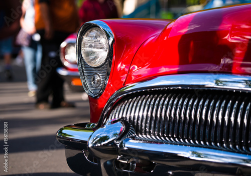 Szczegóły czerwony samochód retro chrom vintage