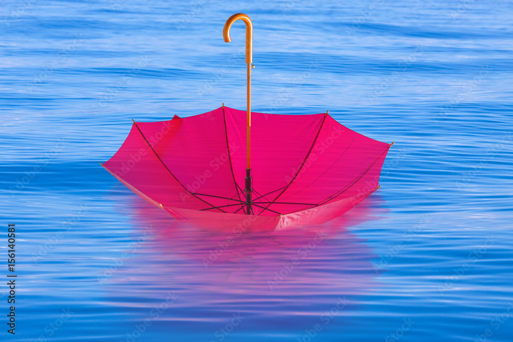  parasol rouge sur mer calme