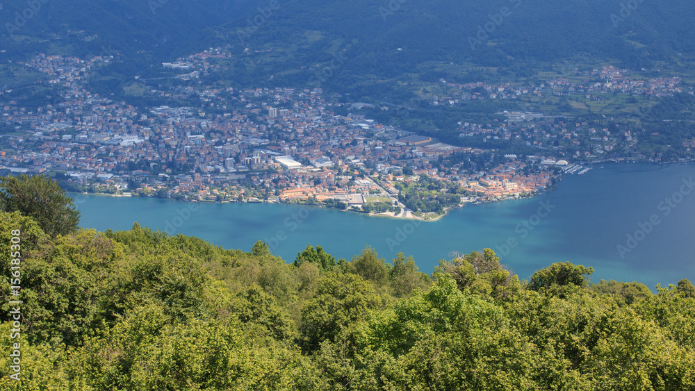 Il ramo di Lecco del lago di Como. Sullo sfondo Mandello del Lario
