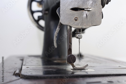 лапка и игла старинной швейной машинки крупным планом
