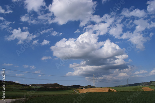 Paisajes de campos y cielos en verano.