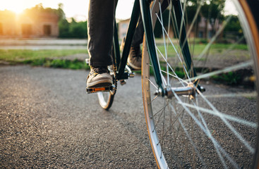 Wandcirkels Fietsen Fietser tegen warme zonsondergangshemel  © yossarian6