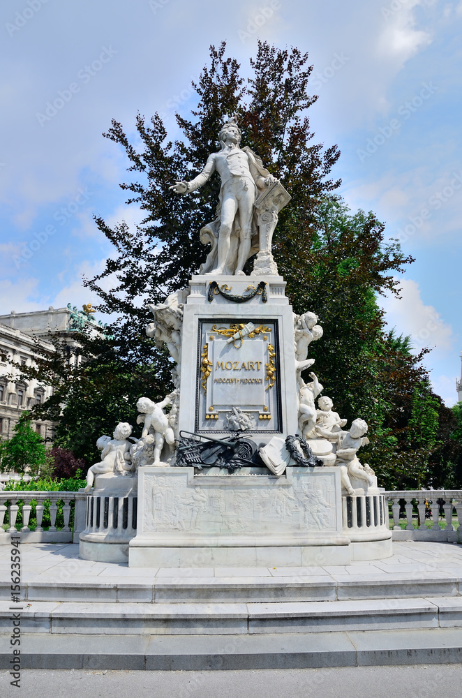 Obraz premium Monument to Mozart in Vienna
