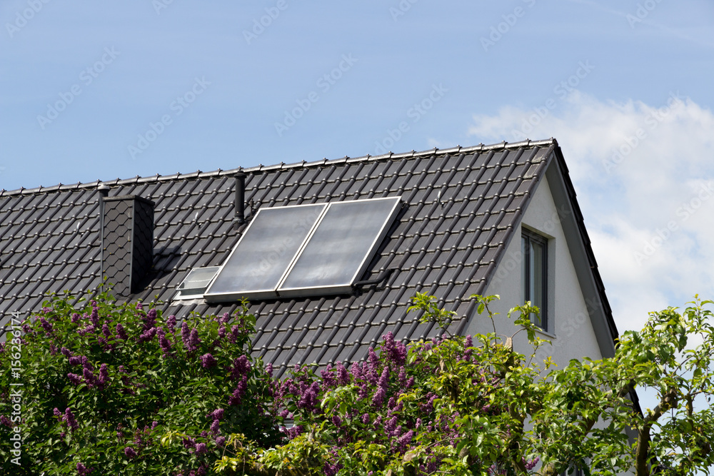 Fototapeta premium Hausdach mit Solaranlage
