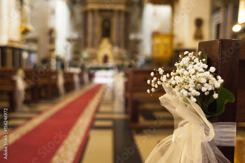 Pasillo de Iglesia decorado con flores