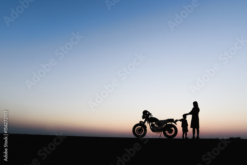 Fotografi Silhouette of mother and son