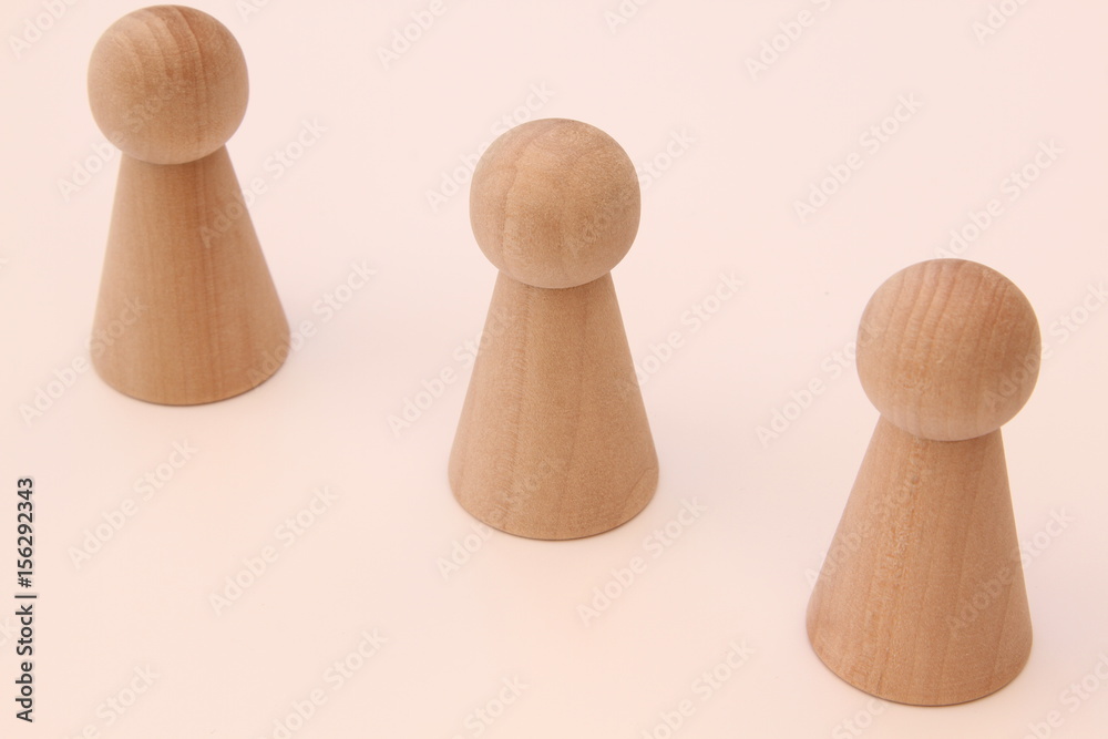 Spielfiguren aus Holz, natur, auf weissem Hintergrund isoliert Spielfiguren aus Holz, natur, auf weissem Hintergrund isoliert