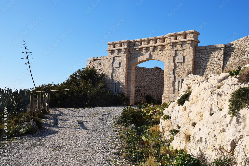 Fototapeta premium du frioul island fortress door