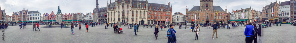 Naklejka premium BRUGIA, BELGIA - MAJ 2015: Turyści na ulicach miasta. Miasto jest znaną atrakcją w Belgii
