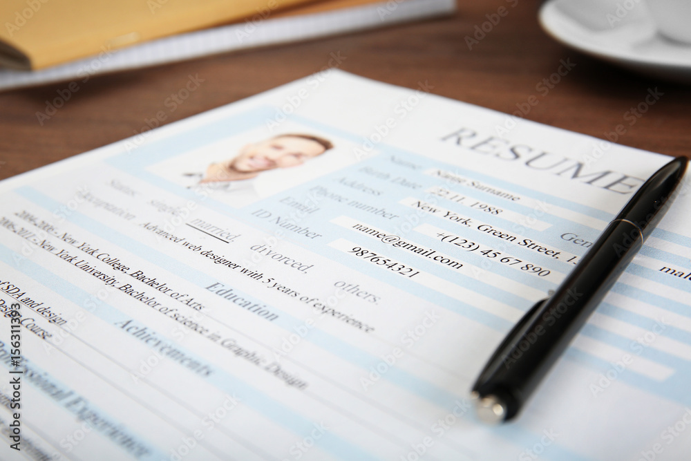 Obraz premium Resume form on table, closeup
