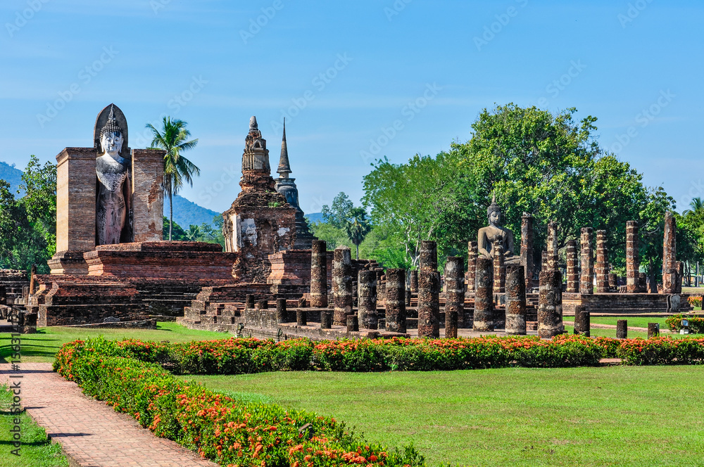 Fototapeta premium Wat Mahathat temple in Sukhotai, Thailand