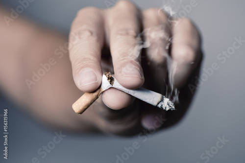 Bilde på lerret young man quitting smoking