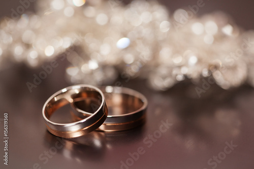 Обручальные кольца и украшение невесты.