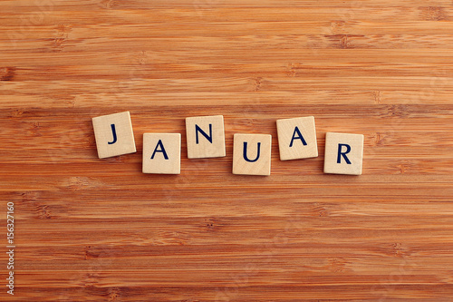 Wort Januar aus Holzbuchstaben