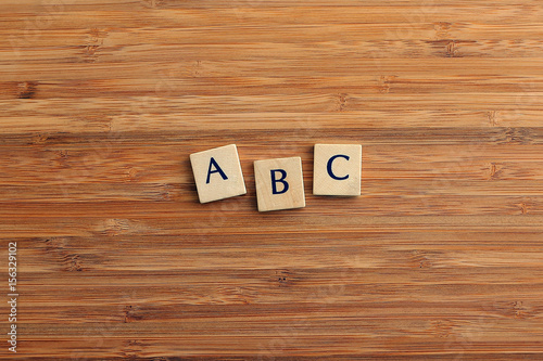 Wort ABC aus Holzbuchstaben
