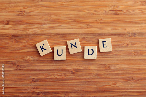 Wort Kunde aus Holzbuchstaben