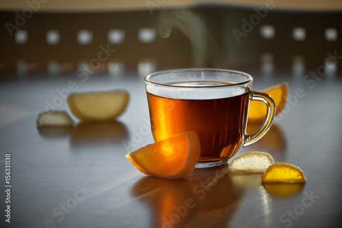 Чашка горячего чая и мармелад.