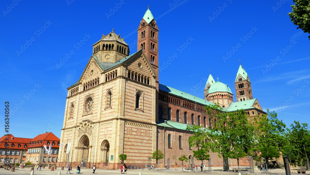 Kaiserdom zu Speyer vor tiefblauem Himmel