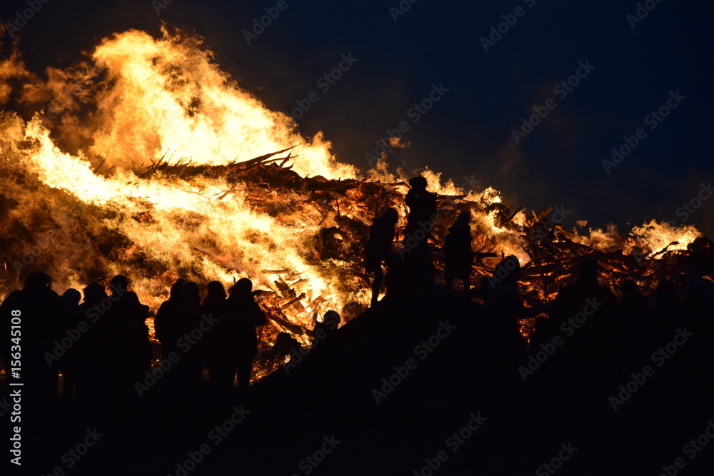 osterfeuer mit zuschauer
