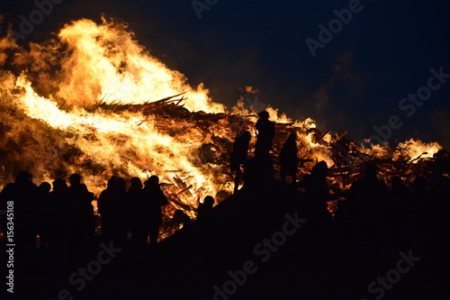 Obraz na płótnie osterfeuer mit zuschauer w salonie