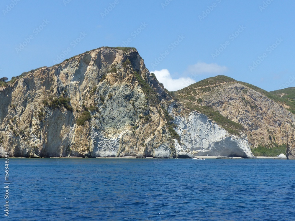 Rocce multicolori sul mare nell'Isola di Ponza in Italia. Rocce multicolori sul mare nell'Isola di Ponza in Italia.