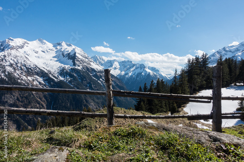Blick über den Holzzaun in die Alpen